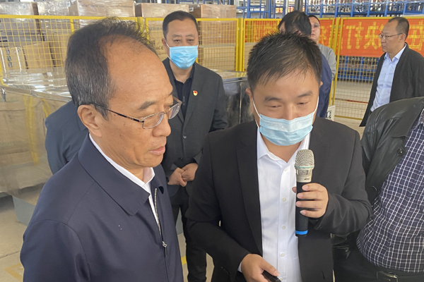 一諾環境總經理騰勝平為各位領導講解我公司超濾膜產品 一諾環境總經理騰勝平為各位領導講解我公司超濾膜產品